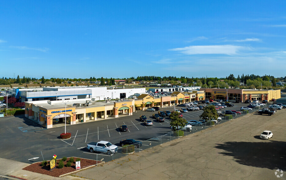 1275 E F St, Oakdale, CA à vendre - Photo de l’immeuble – Image 1 sur 11