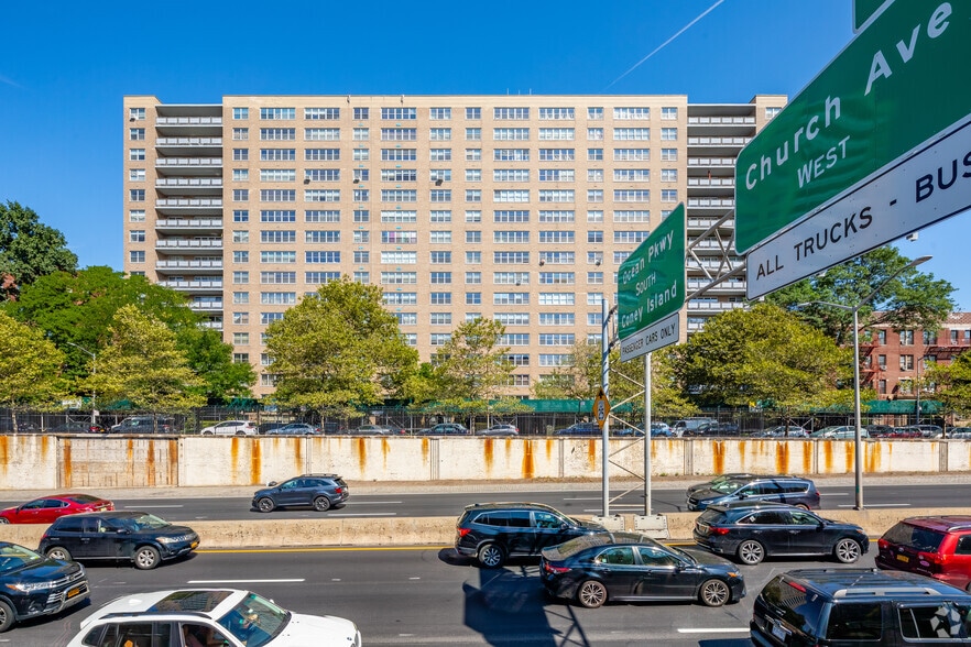 135 Ocean Pky, Brooklyn, NY à vendre - Photo de l’immeuble – Image 3 sur 13