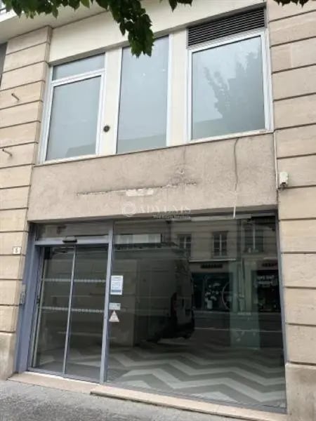 Plus de détails pour Local commercial à louer