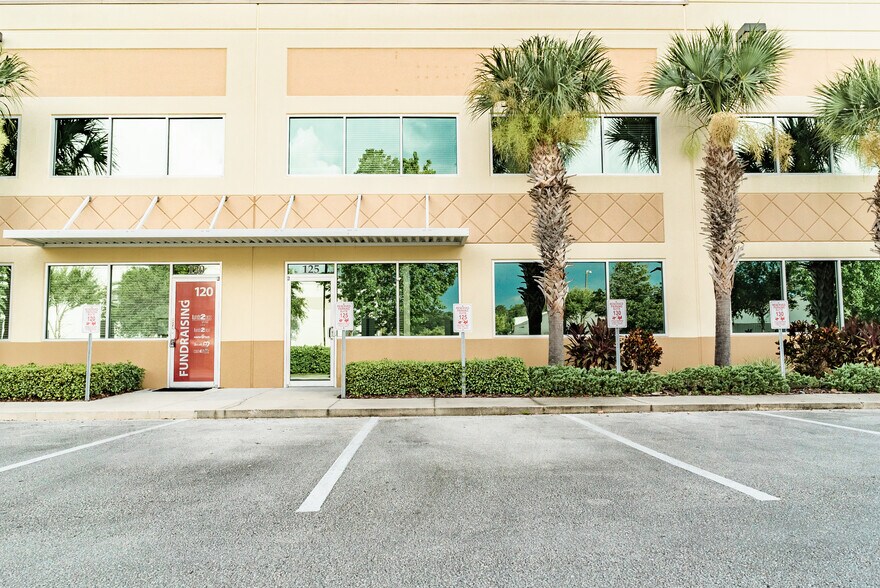 6457 Hazeltine National Dr, Orlando, FL à louer - Photo de l’immeuble – Image 2 sur 19