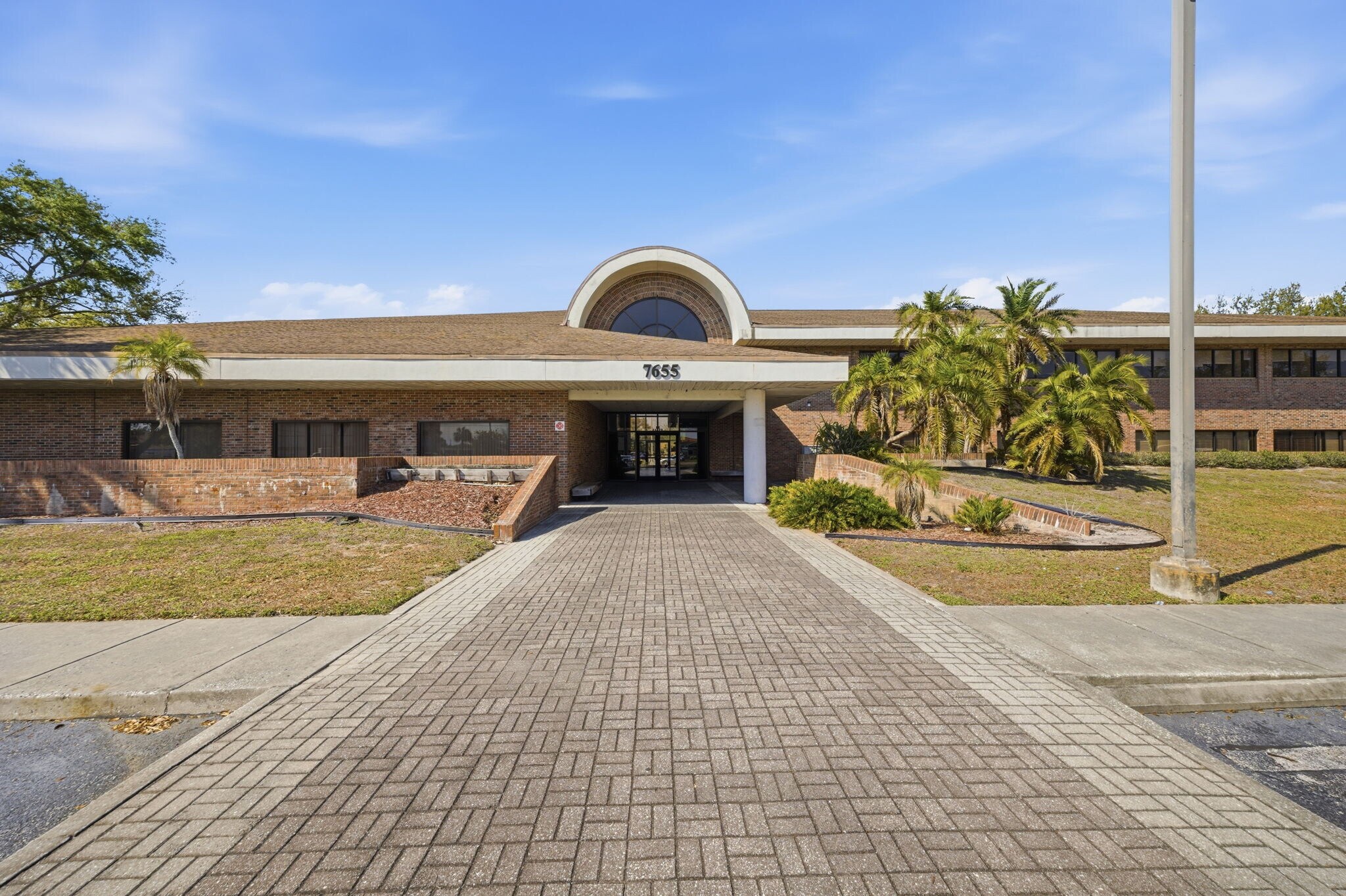 7655 38th Ave N, Saint Petersburg, FL à vendre Photo principale– Image 1 sur 32