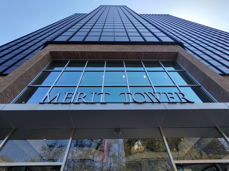 12222 Merit Dr, Dallas, TX à louer - Photo principale – Image 1 sur 34