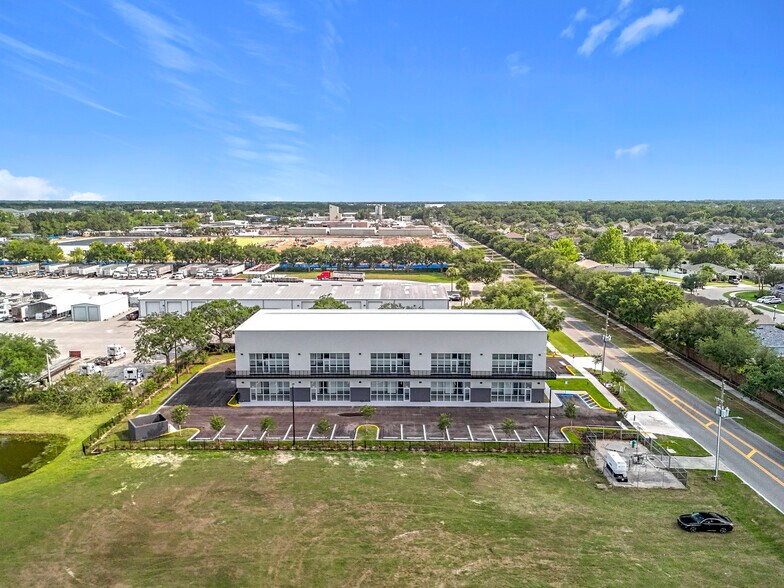 705 Hennis Rd, Winter Garden, FL à louer - Photo de l’immeuble – Image 3 sur 14