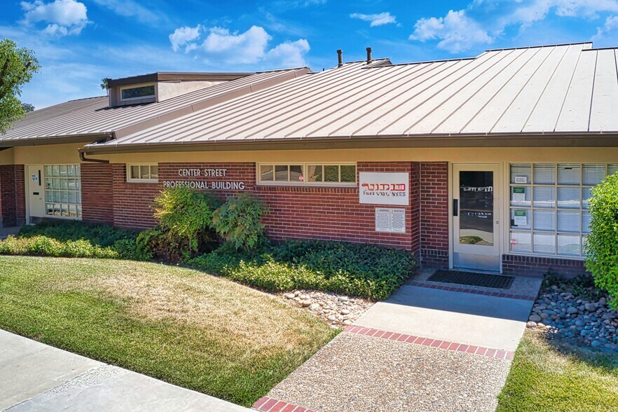 213 Center St, Hanford, CA à vendre - Photo de l’immeuble – Image 3 sur 9