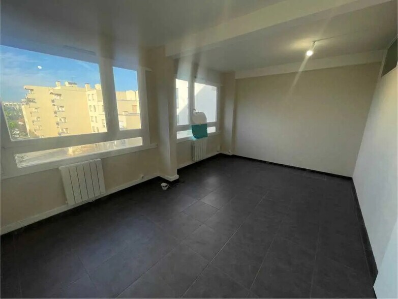 Bureau dans Bron à louer - Photo de l’immeuble – Image 1 sur 6