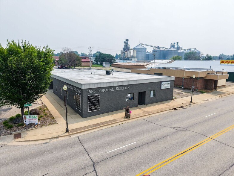 100 2nd St SE, Stewartville, MN à louer - Photo de l’immeuble – Image 1 sur 15