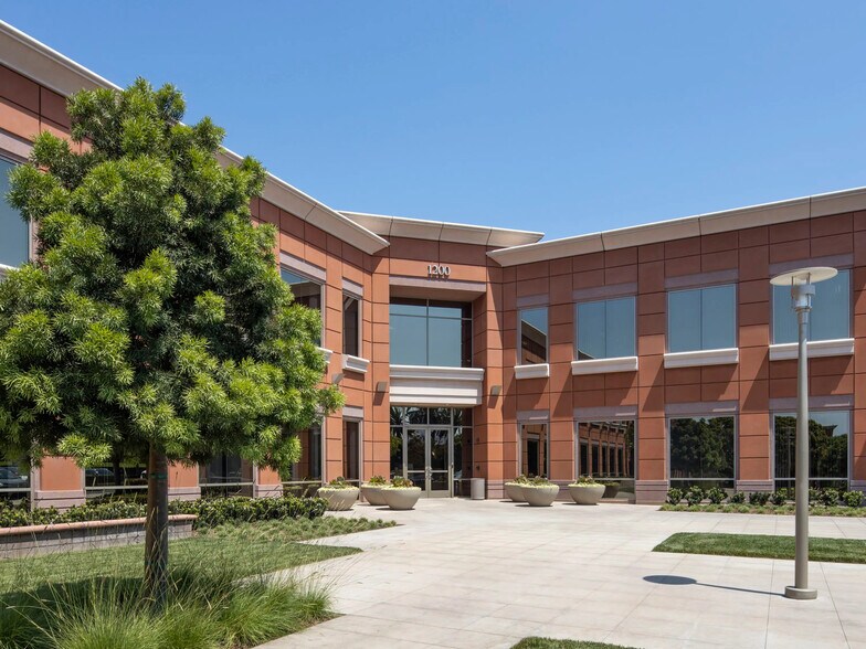 23 Corporate Plaza Dr, Newport Beach, CA à louer - Photo de l’immeuble – Image 2 sur 2