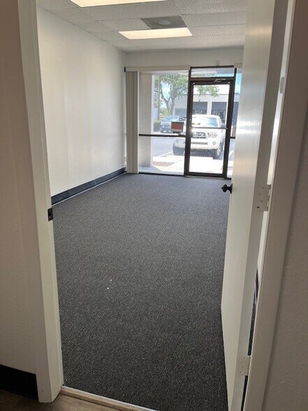 9225 Ulmerton Rd, Largo, FL à louer - Hall d’entrée – Image 3 sur 22