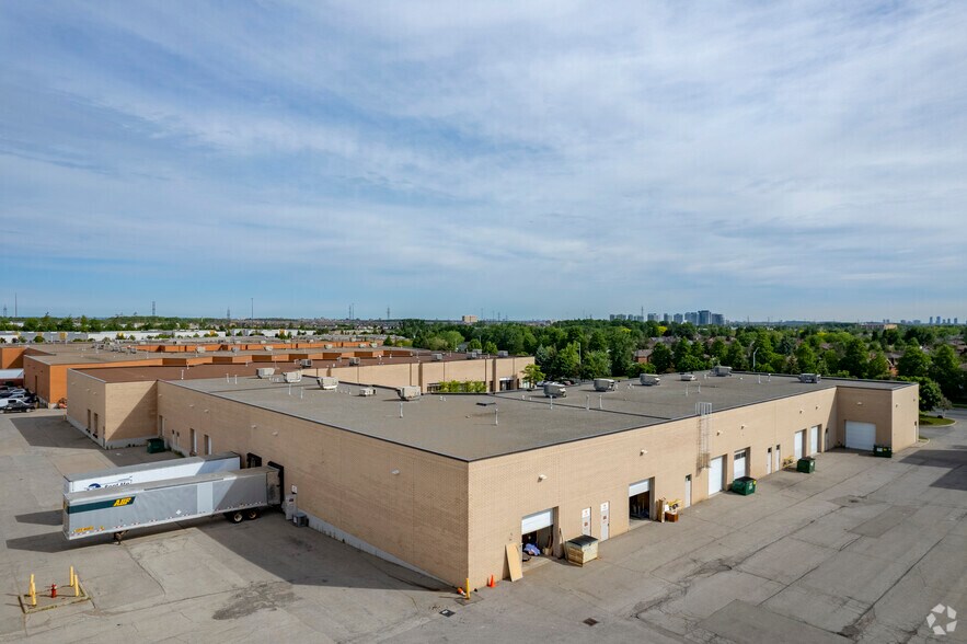 4060 Ridgeway Dr, Mississauga, ON à louer - Photo de l’immeuble – Image 3 sur 4