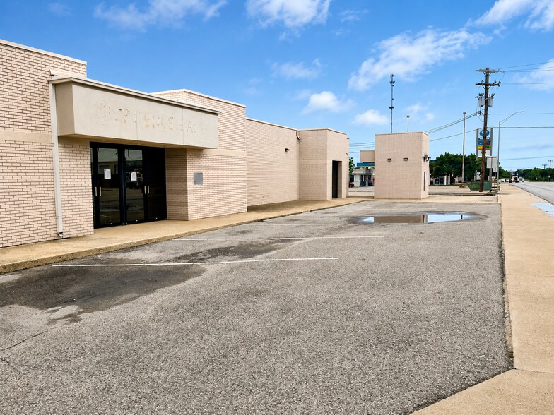 101 N 4th St, Lometa, TX à vendre - Photo de l’immeuble – Image 1 sur 39