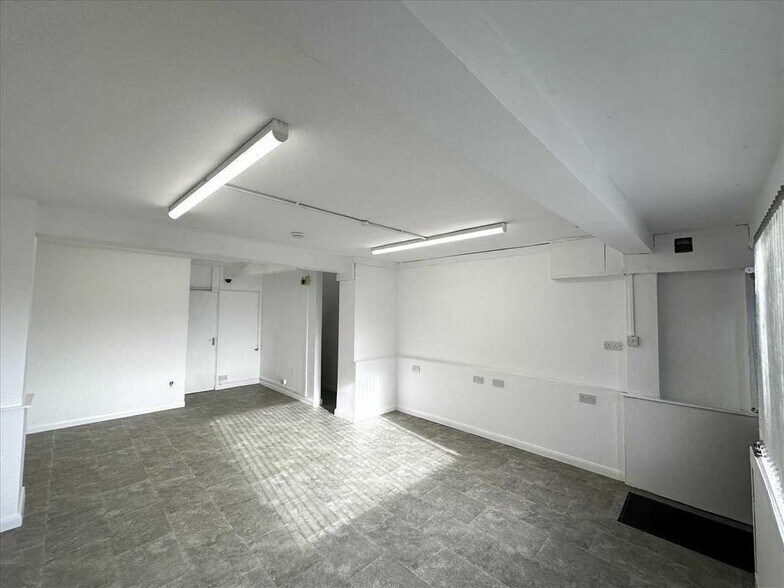 111 Cottage Beck Rd, Scunthorpe à louer - Photo de l’immeuble – Image 3 sur 5