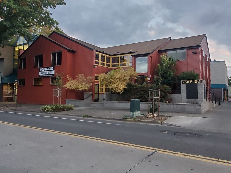 258 E 10th Ave, Eugene, OR à louer - Photo de l’immeuble – Image 2 sur 24
