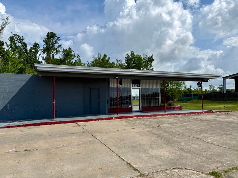 3207 Broad St, Lake Charles, LA à louer - Photo de l’immeuble – Image 3 sur 3