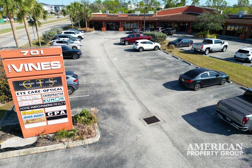 701 JC Center Ct, Port Charlotte, FL à vendre - Photo de l’immeuble – Image 3 sur 3