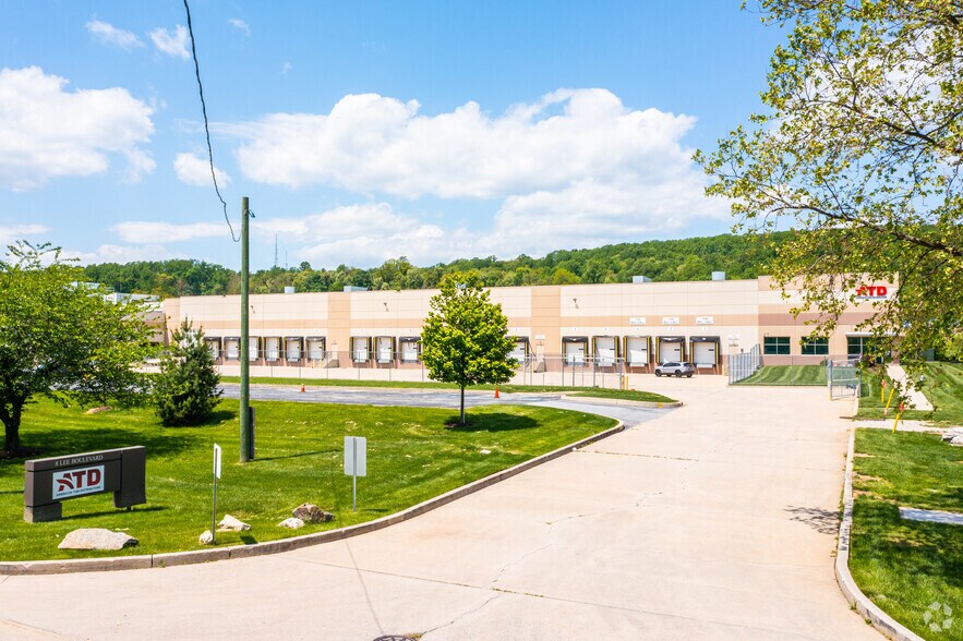 8 Lee Blvd, Malvern, PA à louer - Photo de l’immeuble – Image 2 sur 5