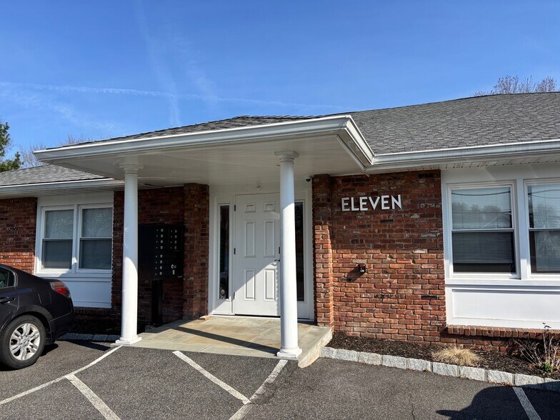 11 Church Hill Rd, Newtown, CT à vendre - Photo principale – Image 1 sur 15
