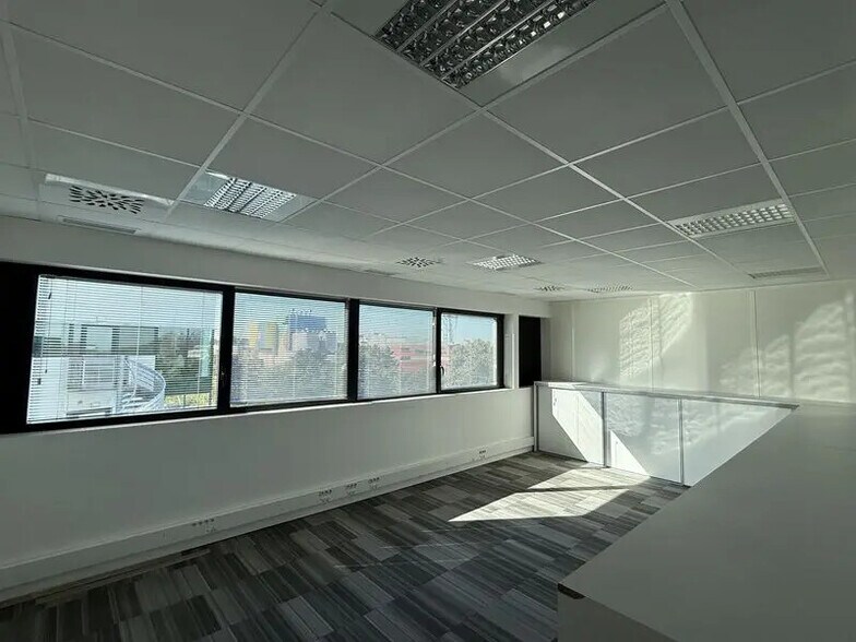 Bureau dans Artigues-près-Bordeaux à vendre - Photo de l’immeuble – Image 2 sur 9