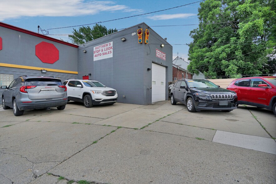 8146 E 8 Mile Rd, Detroit, MI à louer - Photo de l’immeuble – Image 3 sur 14
