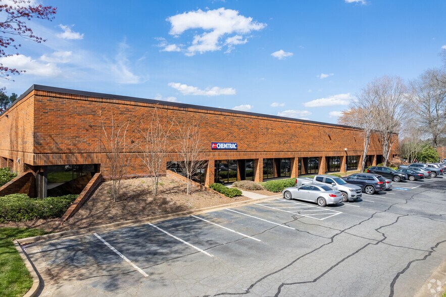 1555 Oakbrook Dr, Norcross, GA à louer - Photo principale – Image 1 sur 5