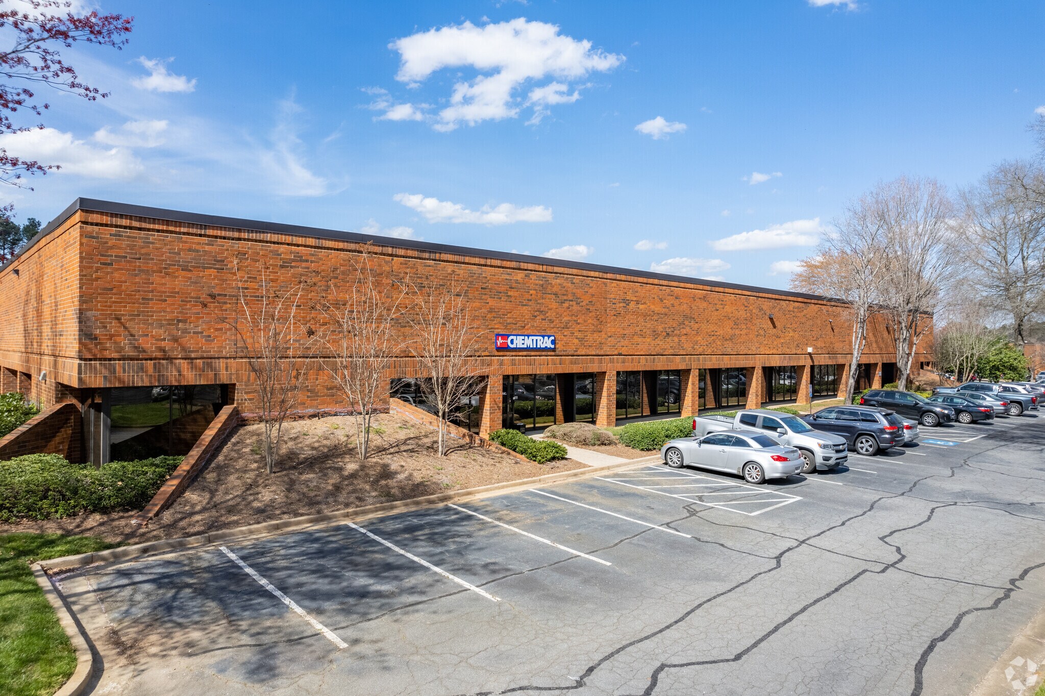 1555 Oakbrook Dr, Norcross, GA à louer Photo principale– Image 1 sur 6