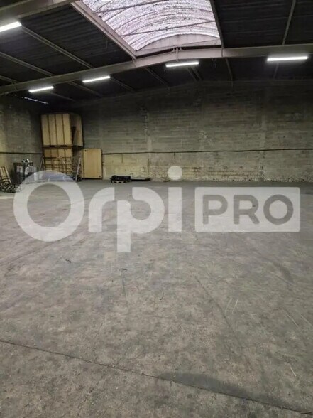 Industriel/Logistique dans Saint-Martin-sur-le-Pré à vendre - Photo de l’immeuble – Image 2 sur 12