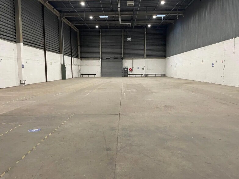 Local d’activités dans Aulnay-sous-Bois à louer - Photo de l’immeuble – Image 1 sur 7