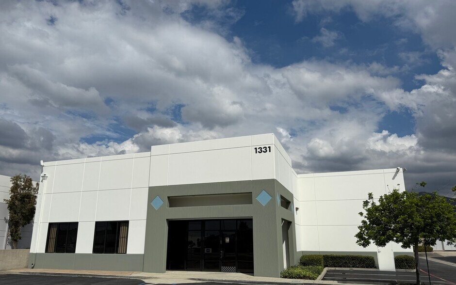 1331 Foothill Blvd, Azusa, CA à vendre - Photo de l’immeuble – Image 2 sur 6