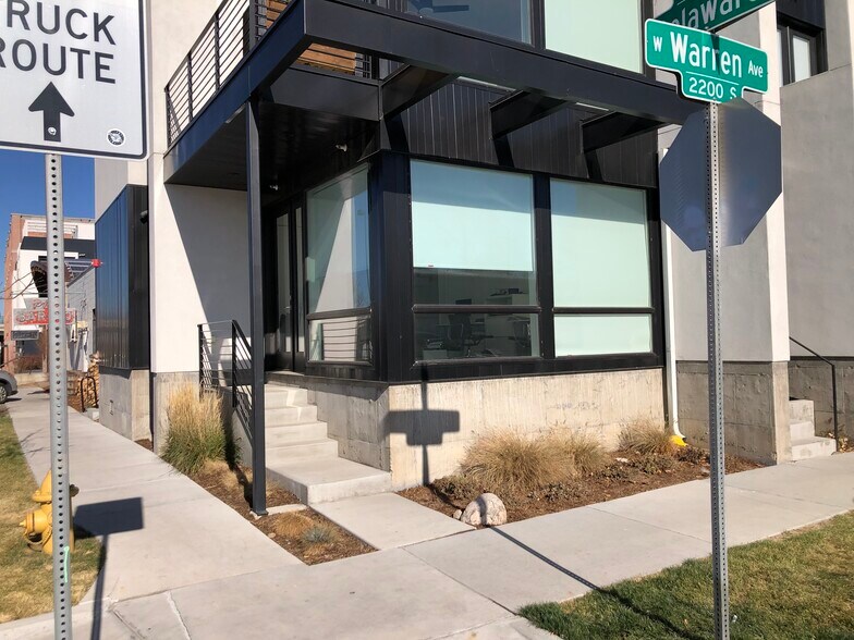 2190 S Delaware St, Denver, CO à louer - Photo principale – Image 2 sur 14
