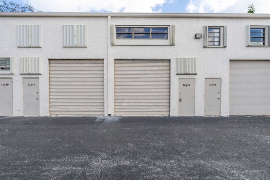 13879-13981 SW 140th St, Miami, FL à louer - Photo principale – Image 1 sur 13