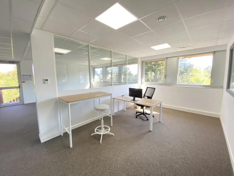 7 Rue Maryse Bastié, Bron à louer - Photo de l’immeuble – Image 2 sur 6