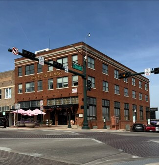 Plus de détails pour 100-102 W Oak St, Denton, TX - Bureau à louer