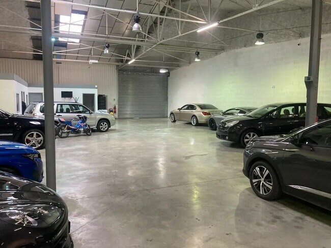 Plus de détails pour Local d’activités à vendre