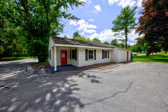 565 Bay Rd, Queensbury, NY à louer Photo de l’immeuble– Image 1 sur 8