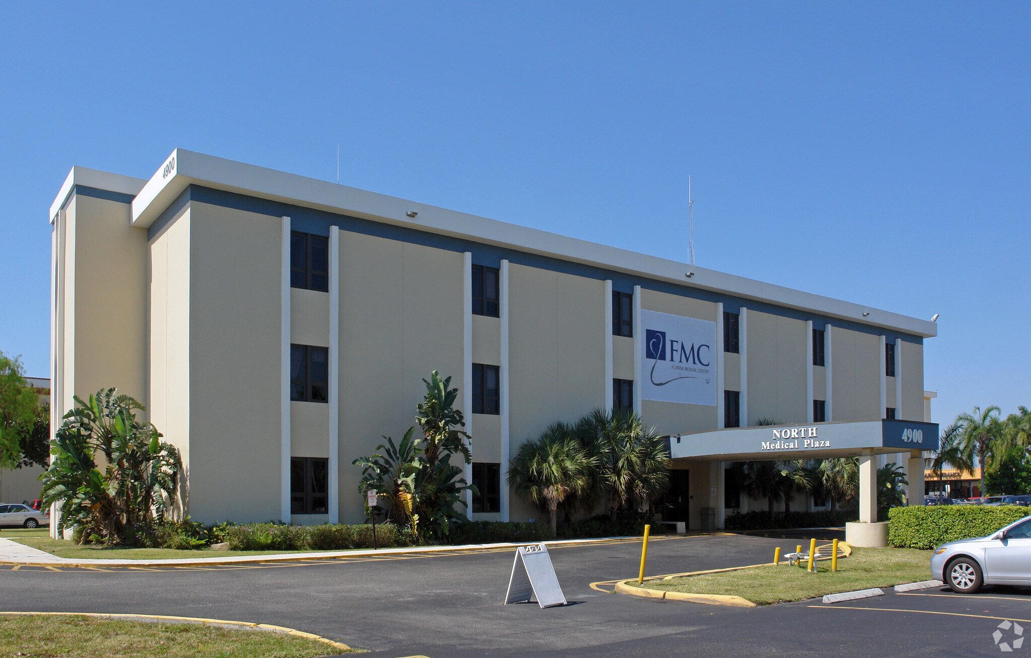 4900 W Oakland Park Blvd, Lauderdale Lakes, FL à louer Photo de l’immeuble– Image 1 sur 17