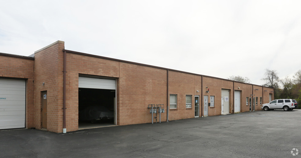 66 E Jefryn Blvd, Deer Park, NY à louer - Photo de l’immeuble – Image 3 sur 5