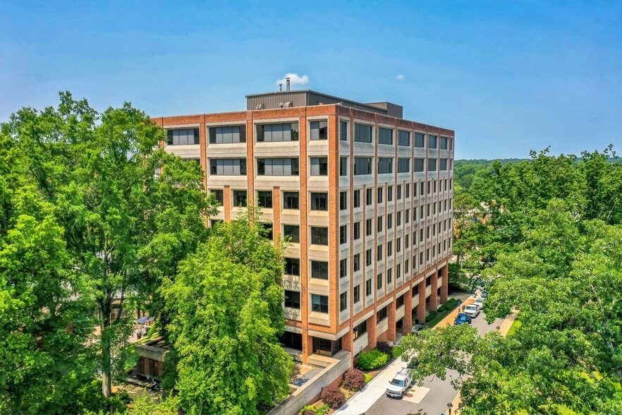 5855 Bremo Rd, Richmond, VA à louer - Photo de l’immeuble – Image 2 sur 17