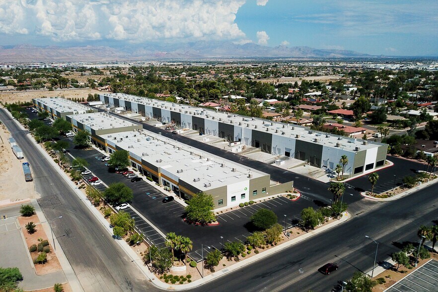 7465 Dean Martin Dr, Las Vegas, NV à louer - Aérien – Image 1 sur 6