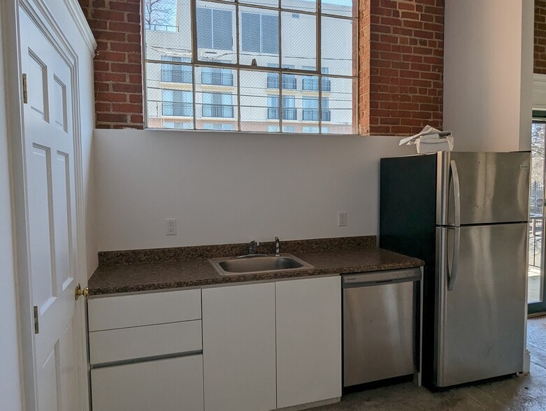 583 Pacific St, Stamford, CT à louer - Photo intérieure – Image 3 sur 36