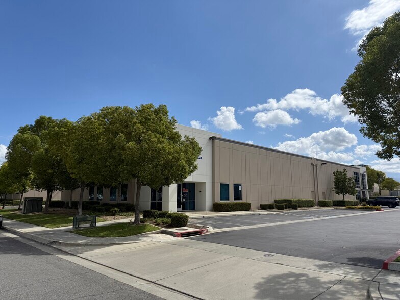 480 Business Center Ct, Redlands, CA à louer - Photo de l’immeuble – Image 2 sur 9