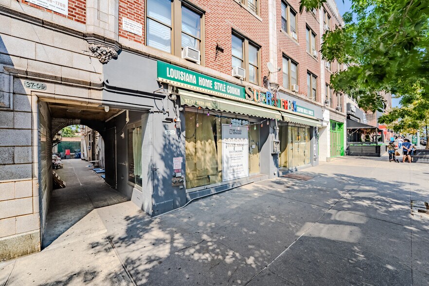 3713 30th Ave, Long Island City, NY à louer - Photo de l’immeuble – Image 3 sur 15