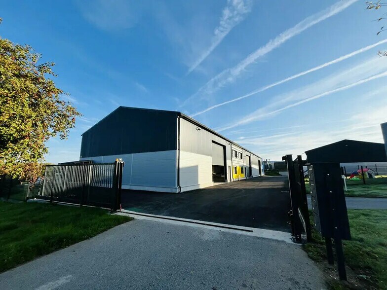 Local d’activités dans Saint-Jean-de-la-Neuville à louer - Photo de l’immeuble – Image 1 sur 8