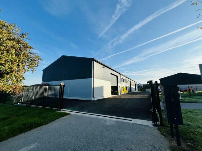 Plus de détails pour Local d'activités à louer