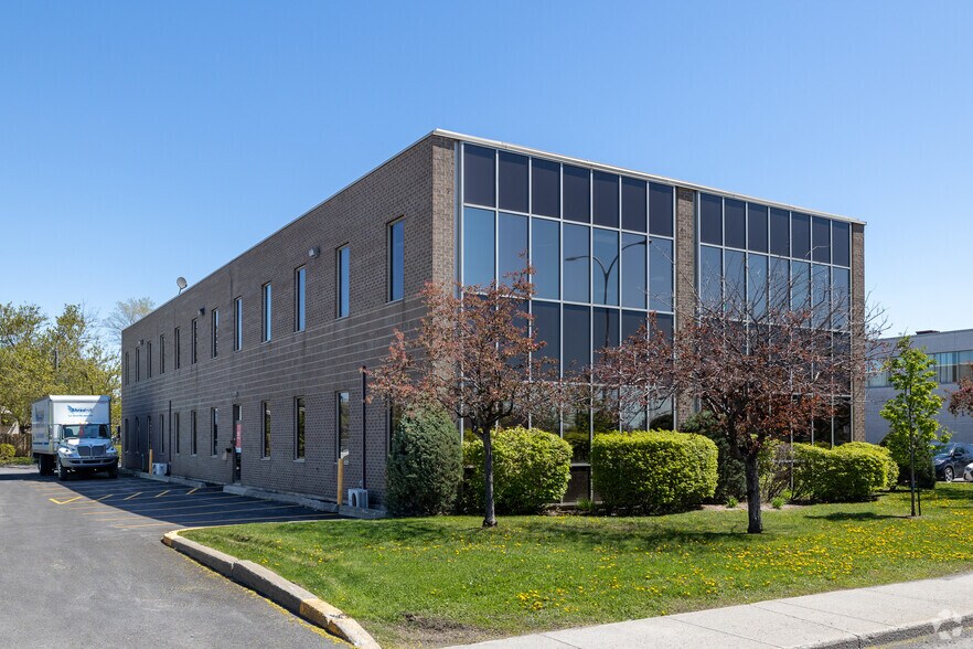 2120 Av Victoria, Longueuil, QC à louer - Photo de l’immeuble – Image 3 sur 7