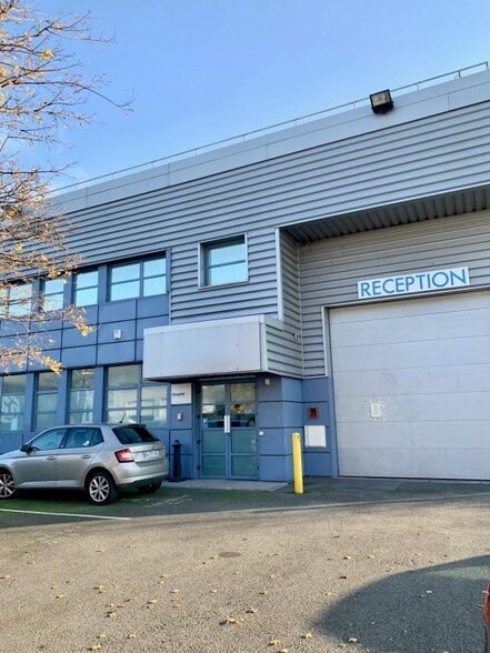 Local d’activités dans La Courneuve à louer - Photo de l’immeuble – Image 2 sur 9