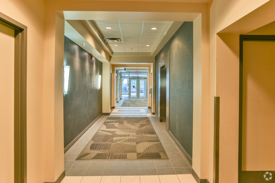 37 Richard Way SW, Calgary, AB à louer - Hall d’entrée – Image 2 sur 8