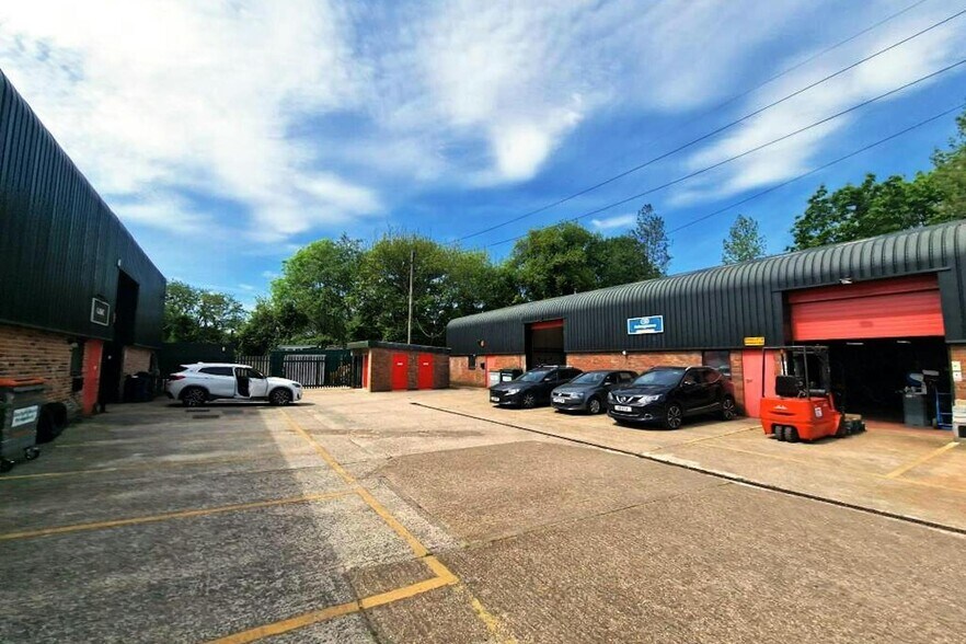 Bramley Rd, Tadley à louer - Photo de l’immeuble – Image 2 sur 2