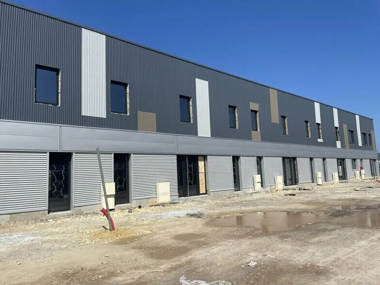 Bureau dans Ifs à vendre - Photo de l’immeuble – Image 3 sur 6