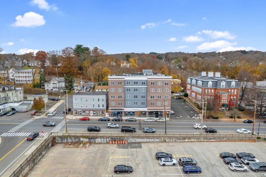 356 Howe Ave, Shelton, CT à louer - Photo de l’immeuble – Image 2 sur 20