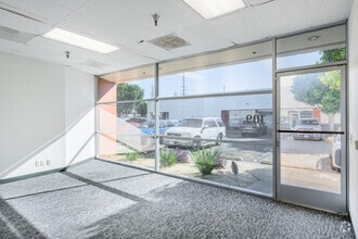 600 S Grand Ave, Santa Ana, CA à louer Hall d’entrée– Image 2 sur 2