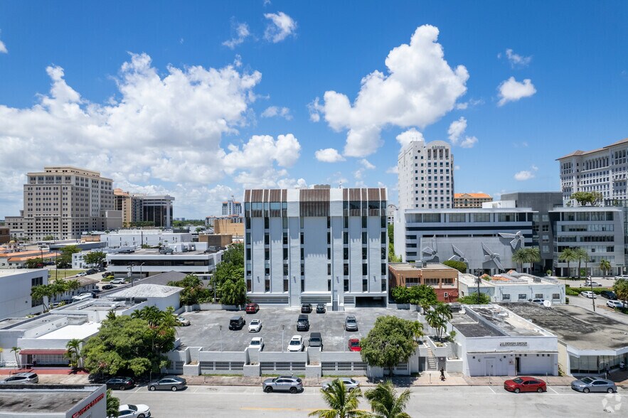 250 Catalonia Ave, Coral Gables, FL à louer - Photo de l’immeuble – Image 2 sur 29